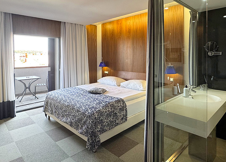 HOTEL IN-MAIN-Doppelzimmer mit Balkon und seitlichem Meerblick